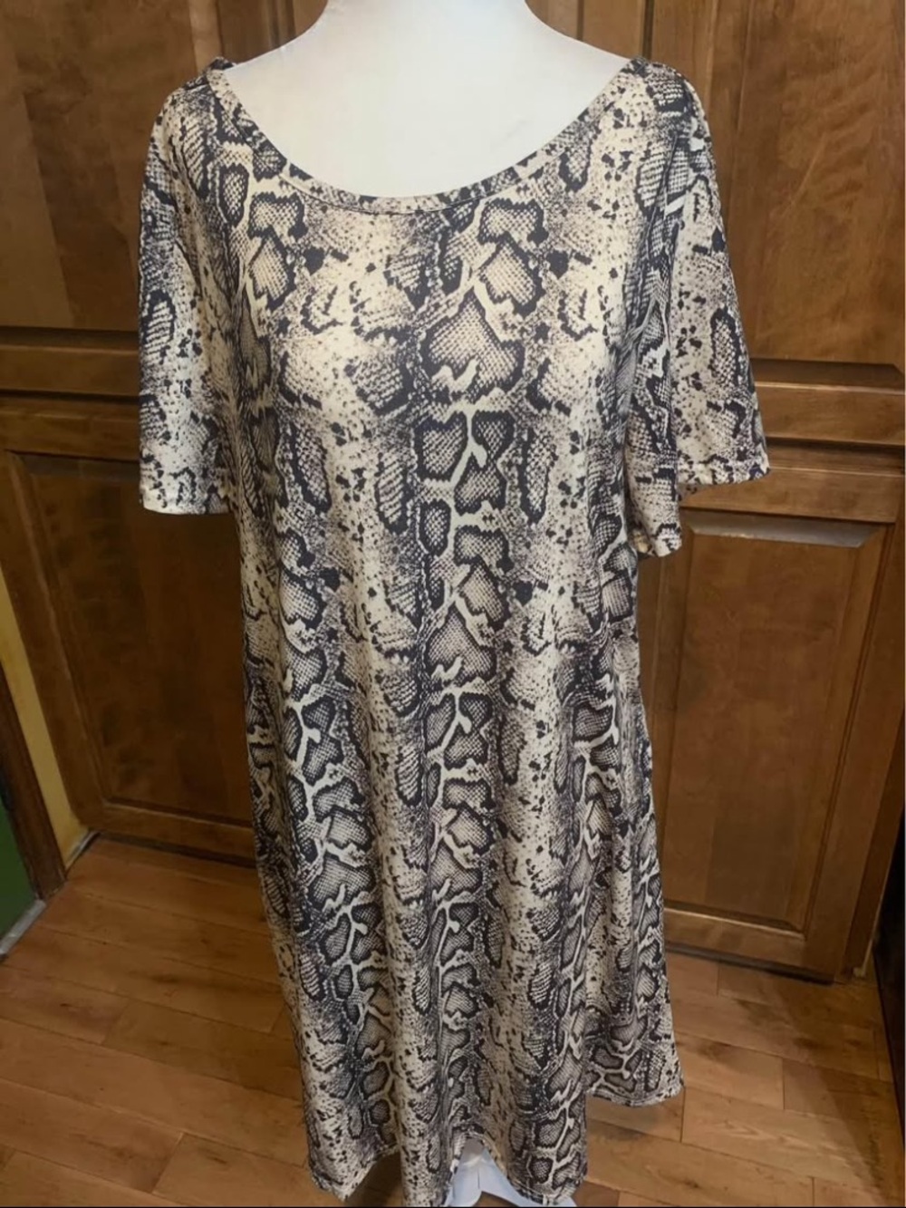 Sherosa Women’s Faux Snake Skin Design Stretchy, New With Tags has pockets XL